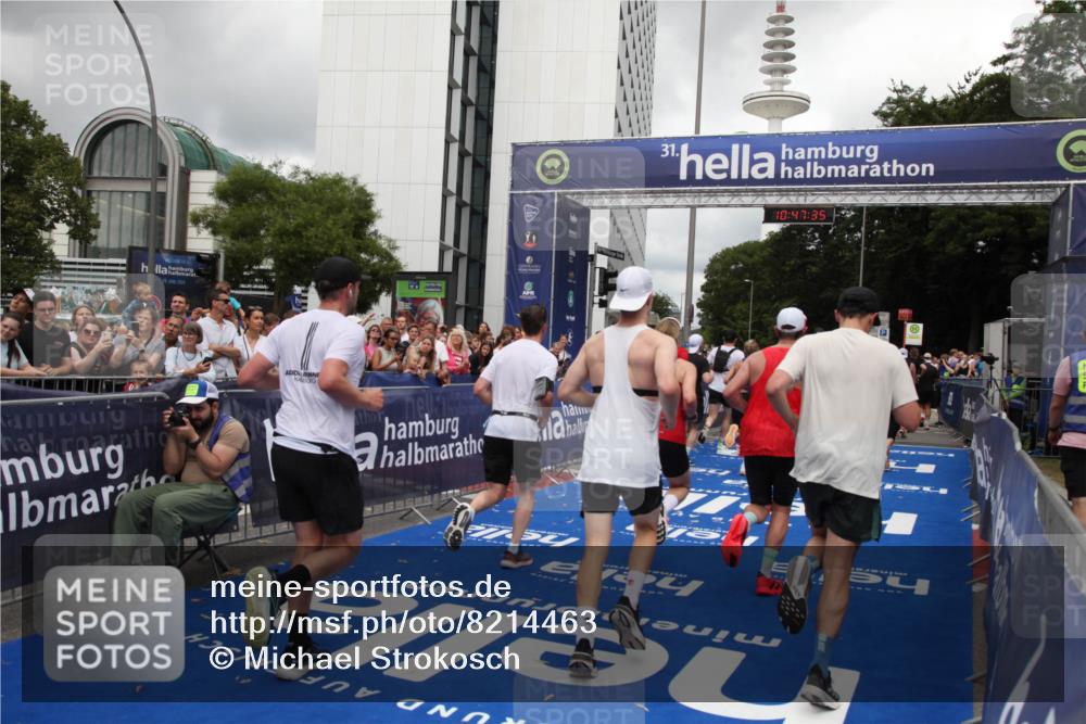 29.06.2025 - hella hamburg halbmarathon Michael Strokosch http://msf.ph/oto/8214463 29.06.2025 10:47:34 Ziel 51, 1012, 1070, 1592, 1696, 2284, 2839, 2869, 2953, 3304, 5532, 5650, 5889, 8023, 8234, 8693, 8852, 8927, 9305, 11021, 12870, 13223, 13303, 15350, 15479, 15923, 16819, 17846, 17905, 18758, 18974 meine-sportfotos.de