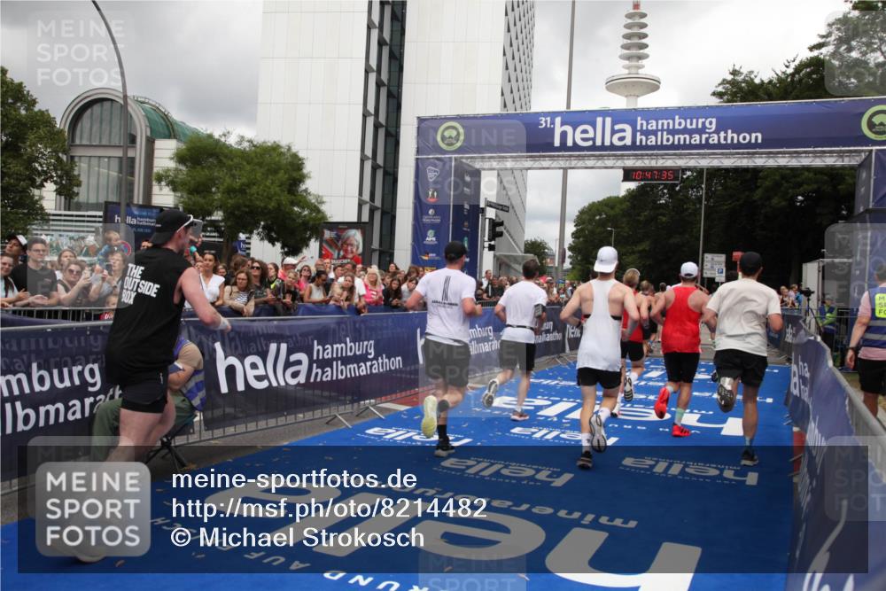 29.06.2025 - hella hamburg halbmarathon Michael Strokosch http://msf.ph/oto/8214482 29.06.2025 10:47:34 Ziel 51, 1012, 1070, 1592, 1696, 2284, 2839, 2869, 2953, 3304, 5532, 5650, 5889, 8023, 8234, 8693, 8852, 8927, 9305, 11021, 12870, 13223, 13303, 15350, 15479, 15923, 16819, 17846, 17905, 18758, 18974 meine-sportfotos.de