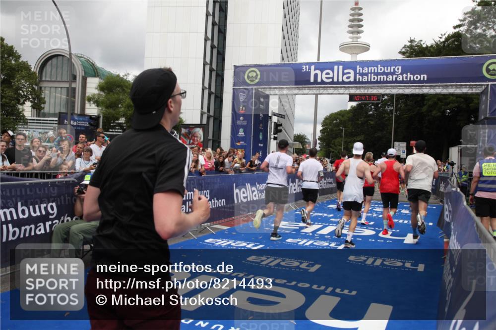 29.06.2025 - hella hamburg halbmarathon Michael Strokosch http://msf.ph/oto/8214493 29.06.2025 10:47:35 Ziel 51, 1012, 1070, 1592, 1696, 2284, 2839, 2869, 2953, 3304, 5532, 5650, 5889, 6009, 8023, 8234, 8852, 8927, 9305, 11021, 12870, 13223, 13303, 15350, 15479, 15923, 17846, 17905, 18104, 18758, 19181 meine-sportfotos.de