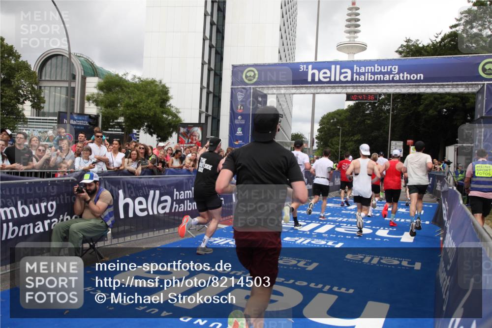 29.06.2025 - hella hamburg halbmarathon Michael Strokosch http://msf.ph/oto/8214503 29.06.2025 10:47:35 Ziel 51, 1012, 1070, 1592, 1696, 2284, 2839, 2869, 2953, 3304, 5532, 5650, 5889, 6009, 8023, 8234, 8852, 8927, 9305, 11021, 12870, 13223, 13303, 15350, 15479, 15923, 17846, 17905, 18104, 18758, 19181 meine-sportfotos.de