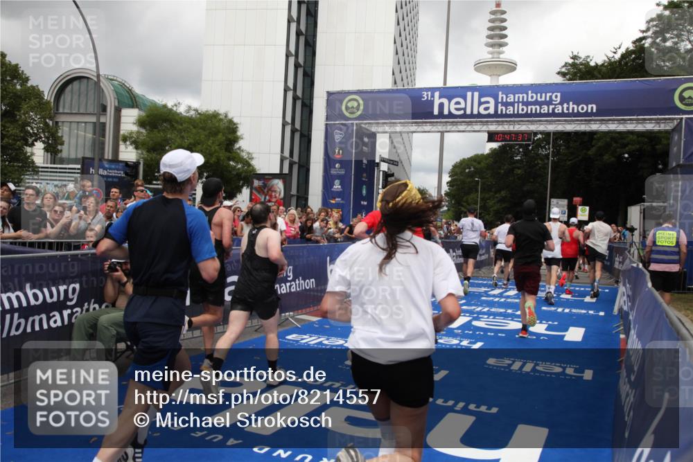 29.06.2025 - hella hamburg halbmarathon Michael Strokosch http://msf.ph/oto/8214557 29.06.2025 10:47:36 Ziel 1012, 1070, 1320, 1592, 1696, 2284, 2839, 2869, 2953, 3304, 5532, 5889, 6009, 8023, 8234, 8852, 8927, 9305, 10969, 11021, 12870, 13223, 13303, 14619, 15451, 15479, 15923, 17846, 17905, 18104, 18758, 19181 meine-sportfotos.de