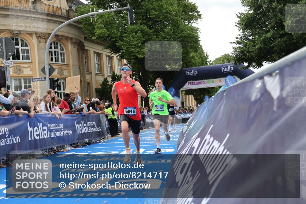 29.06.2025 - hella hamburg halbmarathon Strokosch-Dieckow http://msf.ph/oto/8214717 29.06.2025 10:24:19 Ziel 5612, 6816, 18695 meine-sportfotos.de