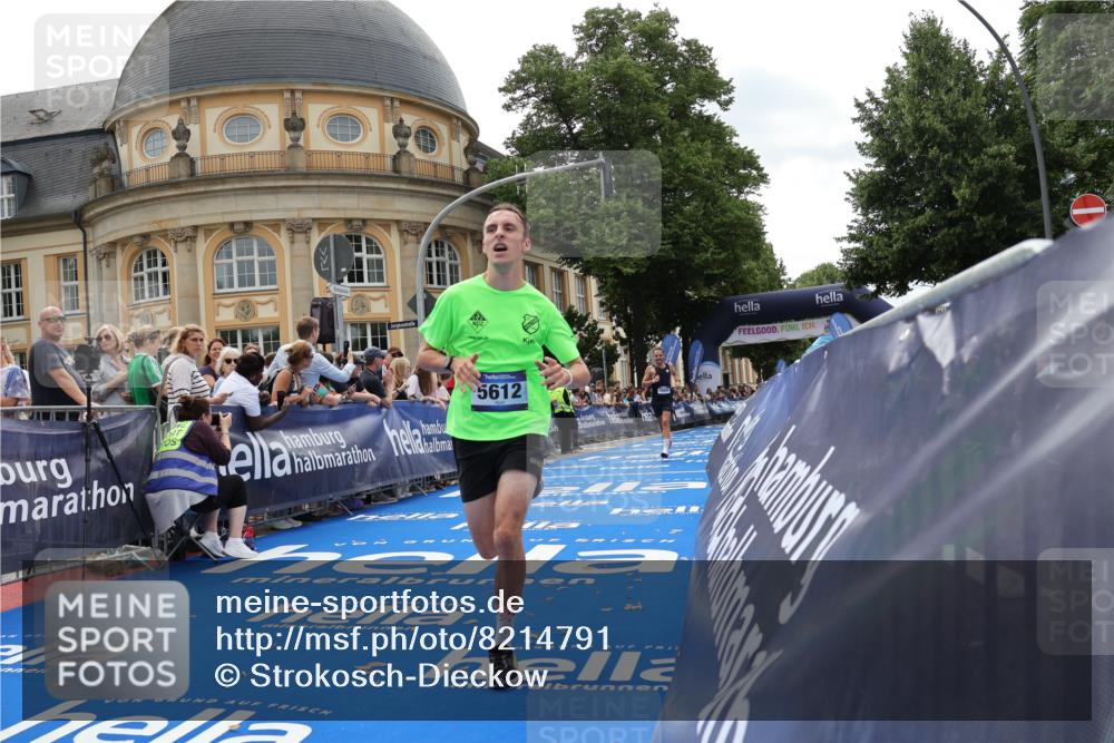 29.06.2025 - hella hamburg halbmarathon Strokosch-Dieckow http://msf.ph/oto/8214791 29.06.2025 10:24:20 Ziel 5612, 6816, 18695 meine-sportfotos.de