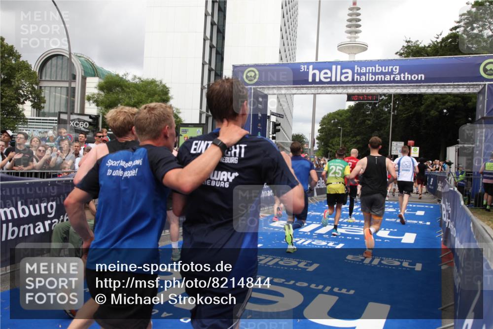 29.06.2025 - hella hamburg halbmarathon Michael Strokosch http://msf.ph/oto/8214844 29.06.2025 10:47:40 Ziel 1070, 1320, 1696, 2284, 5889, 6009, 7962, 8023, 8234, 8927, 10969, 12870, 13223, 13303, 14618, 14619, 15451, 15479, 18104, 18970, 19181 meine-sportfotos.de
