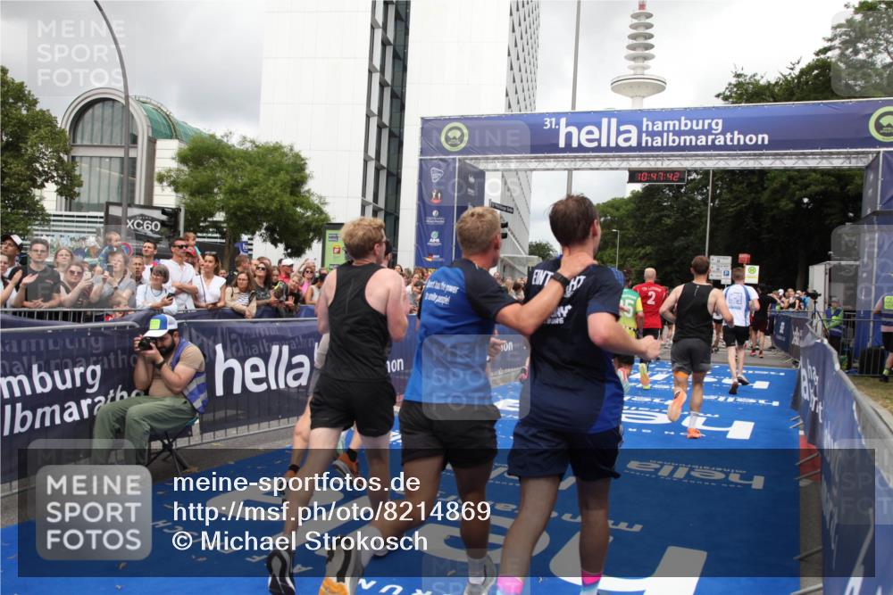 29.06.2025 - hella hamburg halbmarathon Michael Strokosch http://msf.ph/oto/8214869 29.06.2025 10:47:40 Ziel 1070, 1320, 1696, 2284, 5889, 6009, 7962, 8023, 8234, 8927, 10969, 12870, 13223, 13303, 14618, 14619, 15451, 15479, 18104, 18970, 19181 meine-sportfotos.de