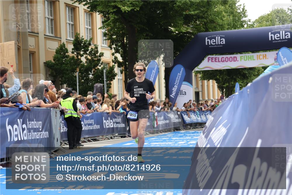 29.06.2025 - hella hamburg halbmarathon Strokosch-Dieckow http://msf.ph/oto/8214926 29.06.2025 10:24:31 Ziel 7855, 14506 meine-sportfotos.de