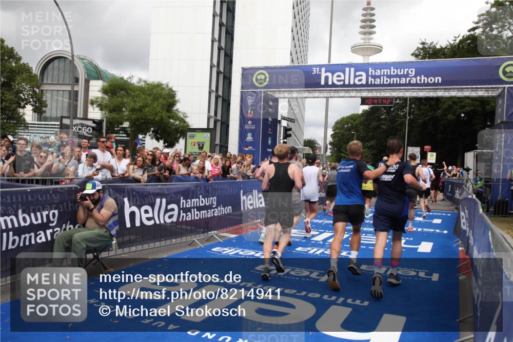 29.06.2025 - hella hamburg halbmarathon Michael Strokosch http://msf.ph/oto/8214941 29.06.2025 10:47:41 Ziel 1070, 1320, 1696, 2284, 2708, 5889, 6009, 7962, 8023, 8234, 8927, 10969, 10988, 13223, 13303, 13948, 14618, 14619, 15451, 15479, 16205, 18104, 18970, 19181 meine-sportfotos.de