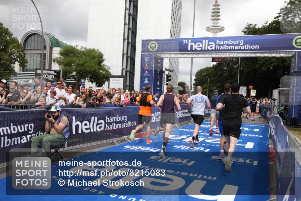 29.06.2025 - hella hamburg halbmarathon Michael Strokosch http://msf.ph/oto/8215083 29.06.2025 10:47:46 Ziel 2708, 5915, 7962, 10988, 11283, 12679, 13948, 14618, 15478, 16205, 17229, 18430, 18970 meine-sportfotos.de