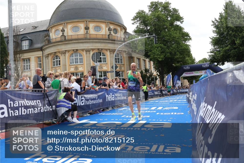 29.06.2025 - hella hamburg halbmarathon Strokosch-Dieckow http://msf.ph/oto/8215125 29.06.2025 10:24:38 Ziel 2892, 14506, 18740 meine-sportfotos.de