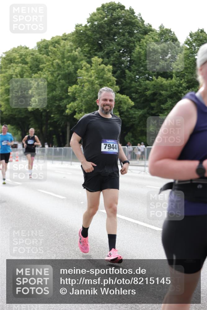 29.06.2025 - hella hamburg halbmarathon Jannik Wohlers http://msf.ph/oto/8215145 29.06.2025 10:26:55 Lombardsbrücke 1530, 2775, 5825, 6259, 7234, 7314, 7944, 8281, 9349, 10077, 11256, 11766, 12500, 14020, 14021, 15641, 18097, 18976 meine-sportfotos.de