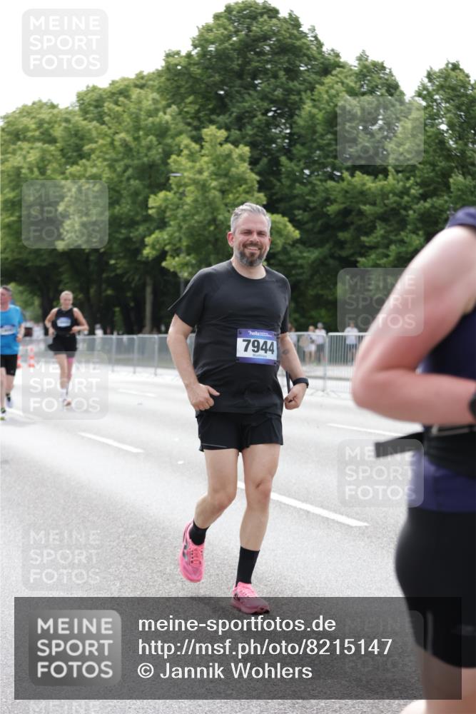 29.06.2025 - hella hamburg halbmarathon Jannik Wohlers http://msf.ph/oto/8215147 29.06.2025 10:26:56 Lombardsbrücke 2775, 5825, 6259, 7234, 7314, 7944, 8281, 10077, 11256, 11766, 12500, 15641, 18097 meine-sportfotos.de