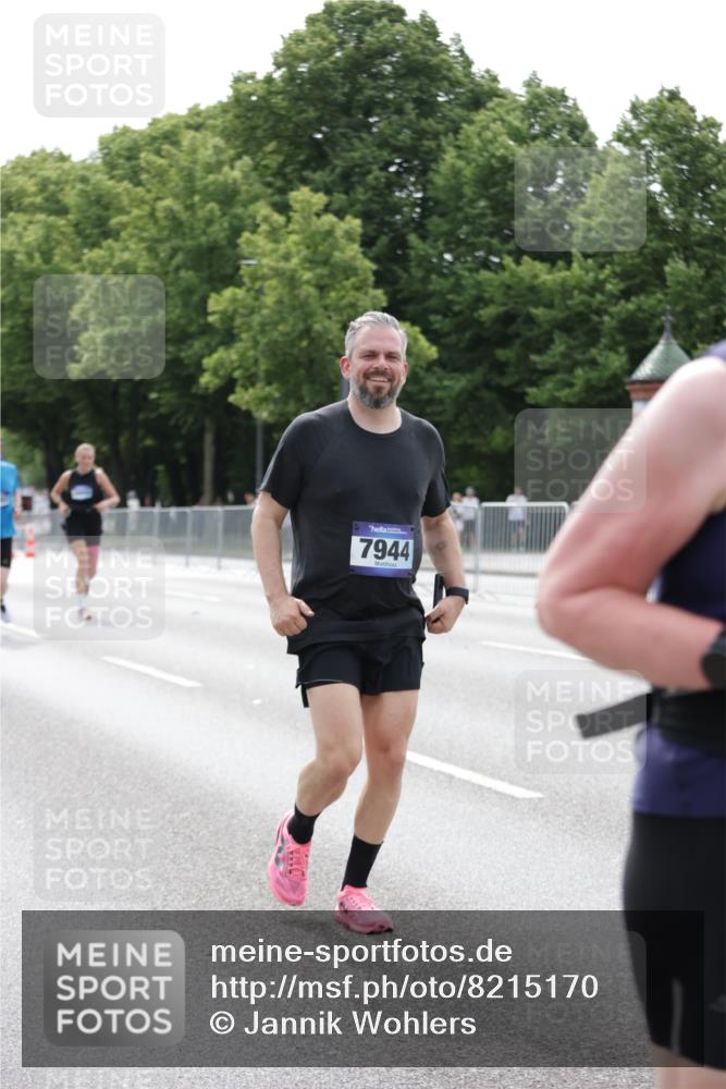 29.06.2025 - hella hamburg halbmarathon Jannik Wohlers http://msf.ph/oto/8215170 29.06.2025 10:26:56 Lombardsbrücke 2775, 5825, 6259, 7234, 7314, 7944, 8281, 10077, 11256, 11766, 12500, 15641, 18097 meine-sportfotos.de