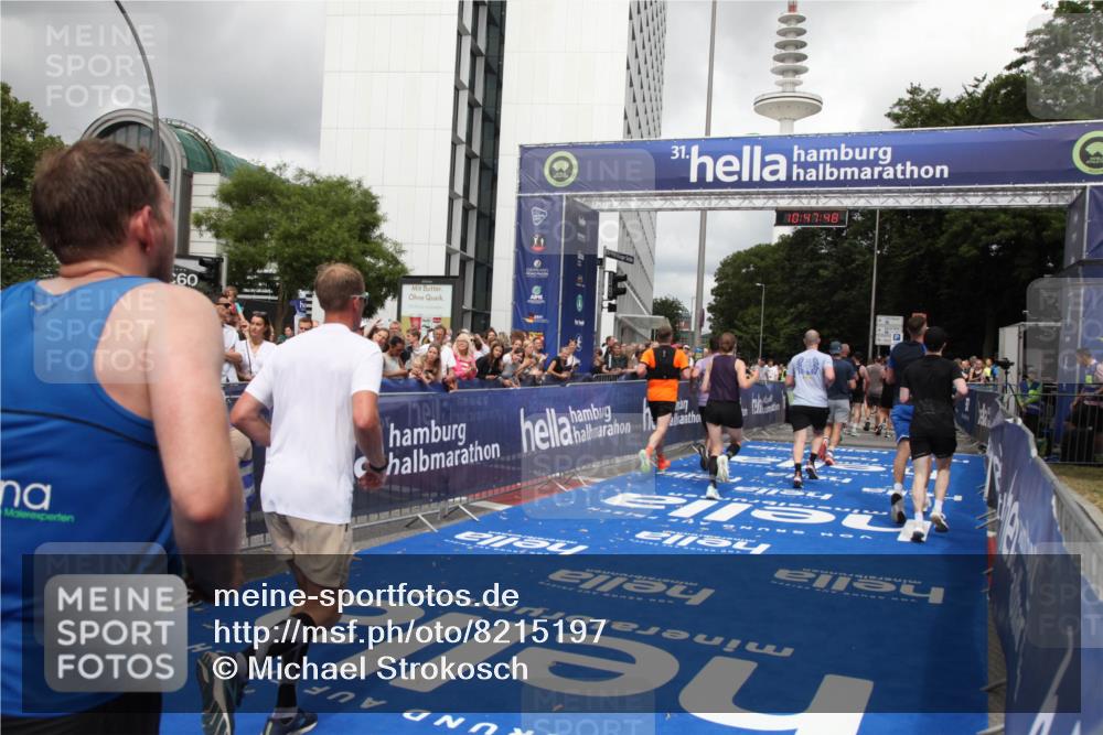 29.06.2025 - hella hamburg halbmarathon Michael Strokosch http://msf.ph/oto/8215197 29.06.2025 10:47:47 Ziel 2340, 2708, 5915, 7962, 10988, 11283, 12679, 13948, 15478, 16205, 17229, 18430 meine-sportfotos.de