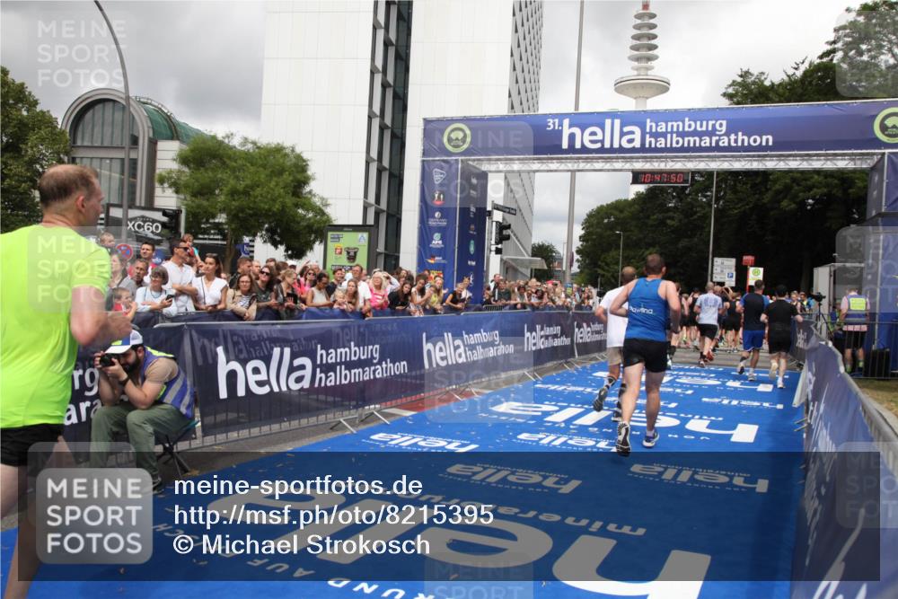 29.06.2025 - hella hamburg halbmarathon Michael Strokosch http://msf.ph/oto/8215395 29.06.2025 10:47:49 Ziel 2340, 2708, 5915, 7962, 8564, 10988, 11283, 12679, 13948, 14383, 15478, 16205, 17229, 18430 meine-sportfotos.de