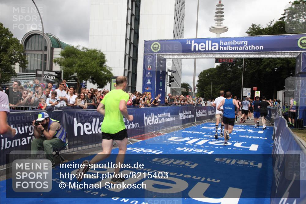 29.06.2025 - hella hamburg halbmarathon Michael Strokosch http://msf.ph/oto/8215403 29.06.2025 10:47:49 Ziel 2340, 2708, 5915, 7962, 8564, 10988, 11283, 12679, 13948, 14383, 15478, 16205, 17229, 18430 meine-sportfotos.de