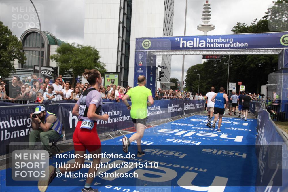 29.06.2025 - hella hamburg halbmarathon Michael Strokosch http://msf.ph/oto/8215410 29.06.2025 10:47:50 Ziel 2340, 2708, 5915, 8564, 10988, 11283, 11961, 12679, 13948, 14383, 15478, 16205, 17229, 18356, 18430 meine-sportfotos.de