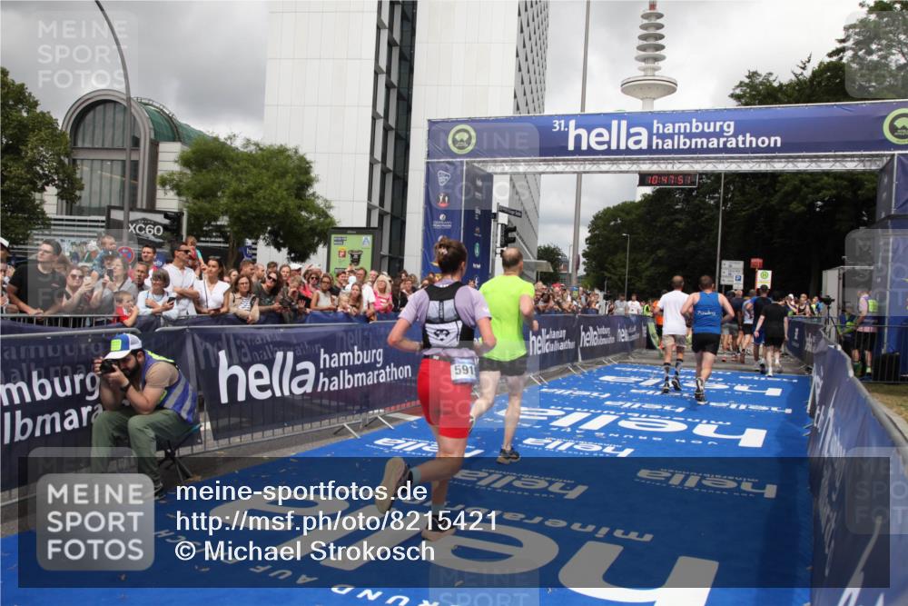 29.06.2025 - hella hamburg halbmarathon Michael Strokosch http://msf.ph/oto/8215421 29.06.2025 10:47:50 Ziel 2340, 2708, 5915, 8564, 10988, 11283, 11961, 12679, 13948, 14383, 15478, 16205, 17229, 18356, 18430 meine-sportfotos.de