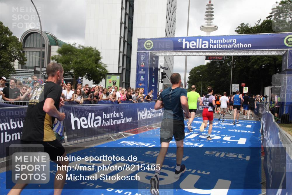 29.06.2025 - hella hamburg halbmarathon Michael Strokosch http://msf.ph/oto/8215465 29.06.2025 10:47:51 Ziel 2340, 5915, 8564, 11283, 11961, 12679, 14383, 15478, 17229, 18356, 18430, 18836 meine-sportfotos.de