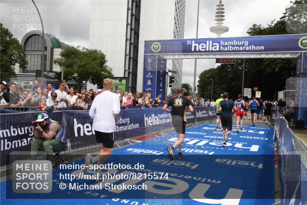 29.06.2025 - hella hamburg halbmarathon Michael Strokosch http://msf.ph/oto/8215574 29.06.2025 10:47:52 Ziel 2340, 5915, 6836, 8564, 11961, 12679, 14383, 17229, 18356, 18430, 18836 meine-sportfotos.de