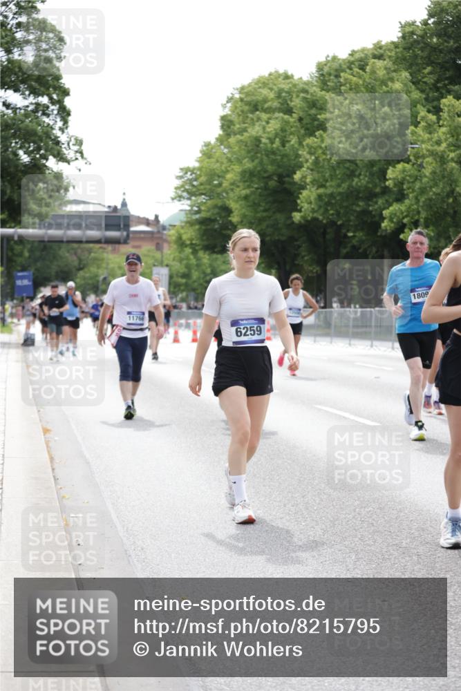 29.06.2025 - hella hamburg halbmarathon Jannik Wohlers http://msf.ph/oto/8215795 29.06.2025 10:26:58 Lombardsbrücke 2775, 4372, 5285, 5825, 6259, 7944, 10077, 11256, 11766, 12500, 15641, 18097, 18766 meine-sportfotos.de