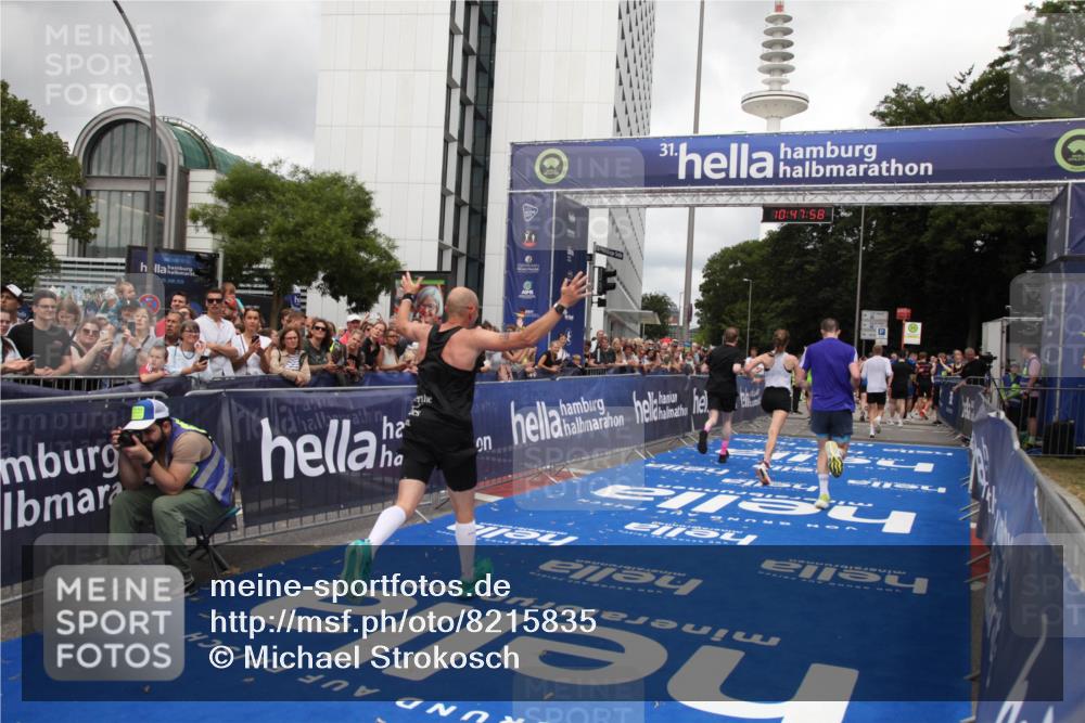 29.06.2025 - hella hamburg halbmarathon Michael Strokosch http://msf.ph/oto/8215835 29.06.2025 10:47:57 Ziel 1604, 1613, 5022, 6836, 8564, 11961, 14383, 14730, 15333, 17451, 18356, 18836 meine-sportfotos.de
