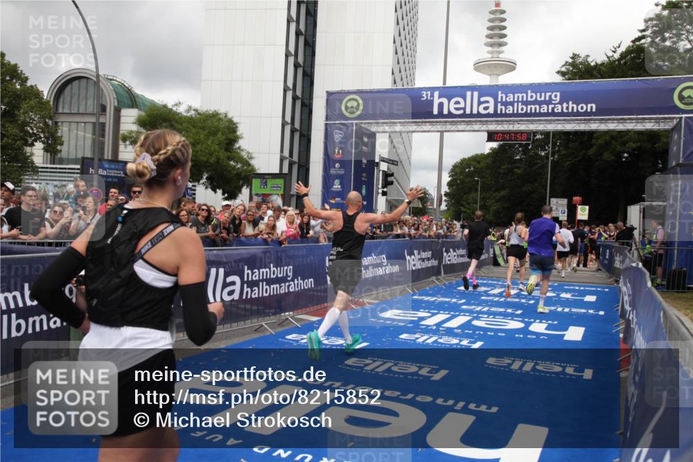29.06.2025 - hella hamburg halbmarathon Michael Strokosch http://msf.ph/oto/8215852 29.06.2025 10:47:57 Ziel 1604, 1613, 5022, 6836, 8564, 11961, 14383, 14730, 15333, 17451, 18356, 18836 meine-sportfotos.de