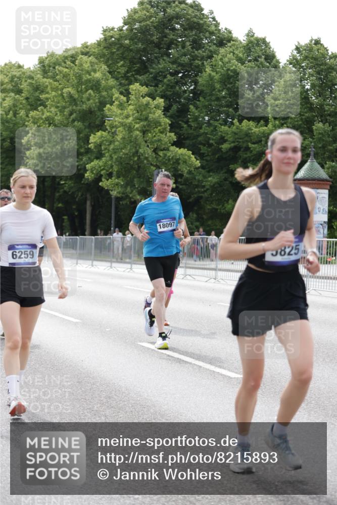 29.06.2025 - hella hamburg halbmarathon Jannik Wohlers http://msf.ph/oto/8215893 29.06.2025 10:26:59 Lombardsbrücke 2775, 4372, 5285, 5825, 6259, 7944, 10077, 11256, 11766, 12500, 15641, 18097, 18766 meine-sportfotos.de