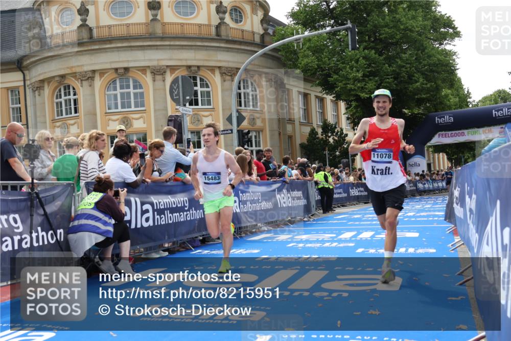 29.06.2025 - hella hamburg halbmarathon Strokosch-Dieckow http://msf.ph/oto/8215951 29.06.2025 10:25:07 Ziel 2483, 8376, 11078, 11994, 13913, 14113, 15483 meine-sportfotos.de