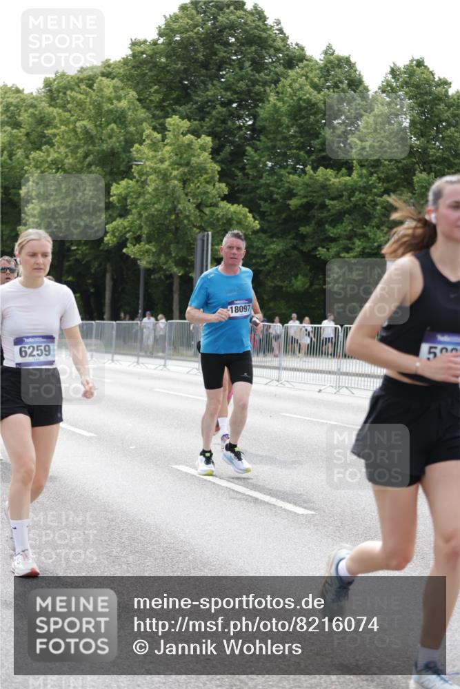 29.06.2025 - hella hamburg halbmarathon Jannik Wohlers http://msf.ph/oto/8216074 29.06.2025 10:26:59 Lombardsbrücke 2775, 4372, 5285, 5825, 6259, 7944, 10077, 11256, 11766, 12500, 15641, 18097, 18766 meine-sportfotos.de