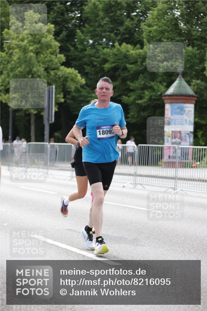 29.06.2025 - hella hamburg halbmarathon Jannik Wohlers http://msf.ph/oto/8216095 29.06.2025 10:27:00 Lombardsbrücke 2775, 4372, 5285, 5825, 6259, 7944, 10158, 11256, 11766, 12500, 15641, 17791, 18097, 18766 meine-sportfotos.de