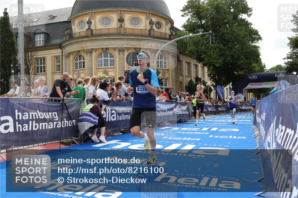 29.06.2025 - hella hamburg halbmarathon Strokosch-Dieckow http://msf.ph/oto/8216100 29.06.2025 10:25:15 Ziel 8376, 11994, 12067, 13913, 14113, 16484 meine-sportfotos.de