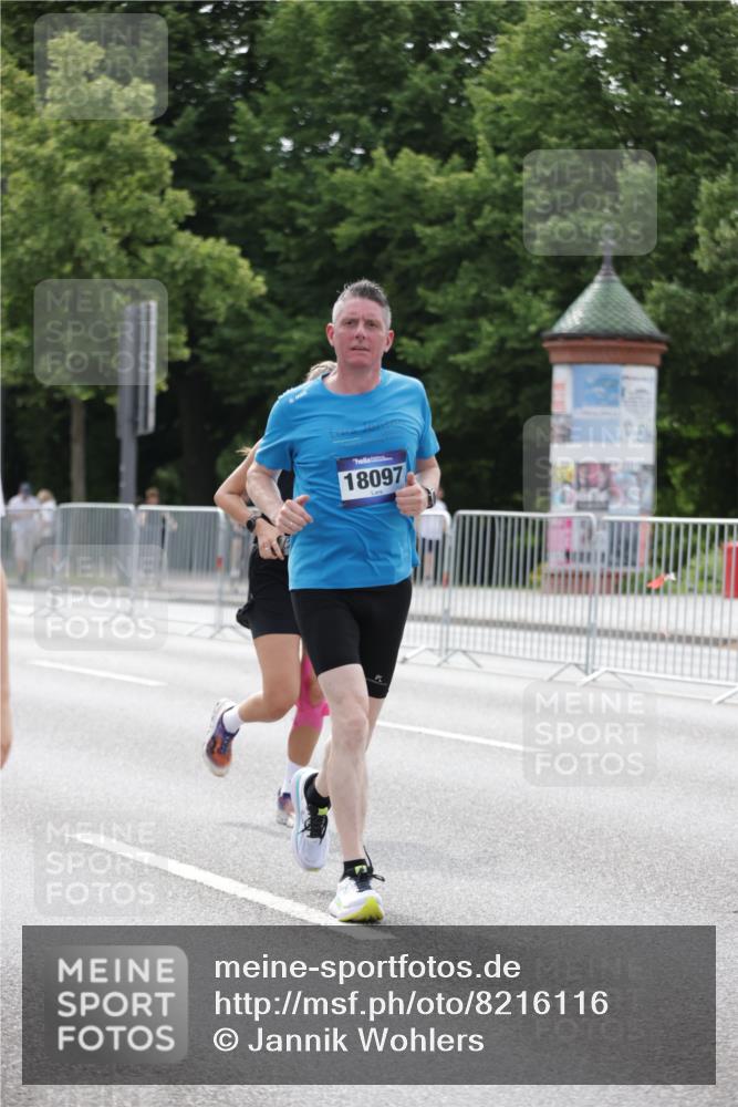 29.06.2025 - hella hamburg halbmarathon Jannik Wohlers http://msf.ph/oto/8216116 29.06.2025 10:27:00 Lombardsbrücke 2775, 4372, 5285, 5825, 6259, 7944, 10158, 11256, 11766, 12500, 15641, 17791, 18097, 18766 meine-sportfotos.de