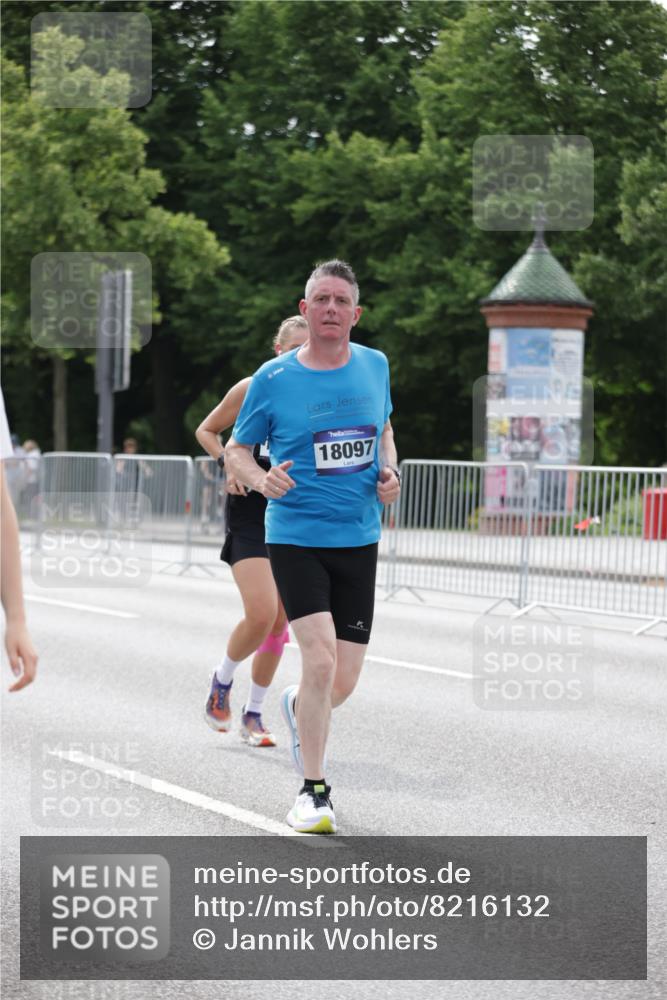 29.06.2025 - hella hamburg halbmarathon Jannik Wohlers http://msf.ph/oto/8216132 29.06.2025 10:27:00 Lombardsbrücke 2775, 4372, 5285, 5825, 6259, 7944, 10158, 11256, 11766, 12500, 15641, 17791, 18097, 18766 meine-sportfotos.de