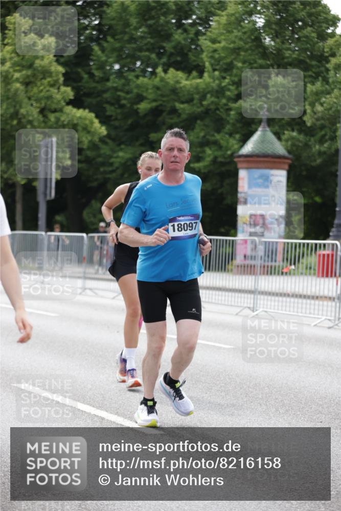 29.06.2025 - hella hamburg halbmarathon Jannik Wohlers http://msf.ph/oto/8216158 29.06.2025 10:27:00 Lombardsbrücke 2775, 4372, 5285, 5825, 6259, 7944, 10158, 11256, 11766, 12500, 15641, 17791, 18097, 18766 meine-sportfotos.de