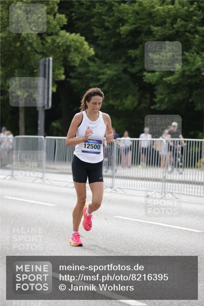 29.06.2025 - hella hamburg halbmarathon Jannik Wohlers http://msf.ph/oto/8216395 29.06.2025 10:27:03 Lombardsbrücke 2775, 4372, 5285, 5825, 7944, 10158, 11256, 11766, 12500, 17427, 17791, 18012, 18097, 18766 meine-sportfotos.de