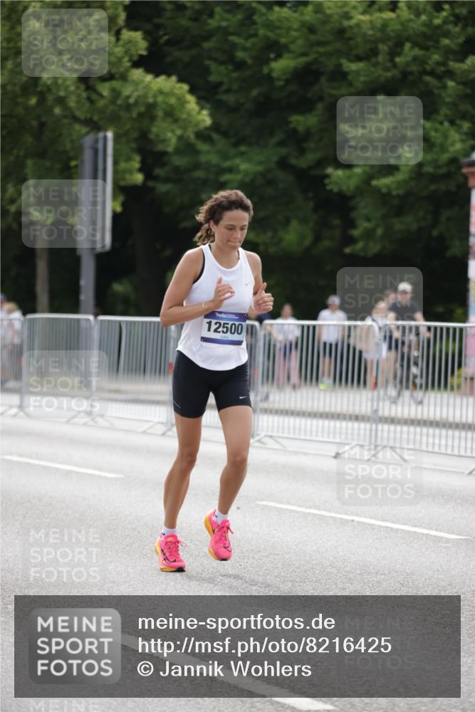 29.06.2025 - hella hamburg halbmarathon Jannik Wohlers http://msf.ph/oto/8216425 29.06.2025 10:27:03 Lombardsbrücke 2775, 4372, 5285, 5825, 7944, 10158, 11256, 11766, 12500, 17427, 17791, 18012, 18097, 18766 meine-sportfotos.de
