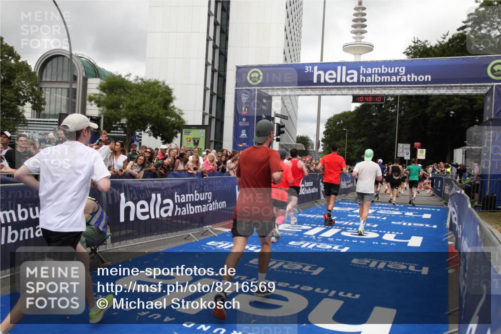 29.06.2025 - hella hamburg halbmarathon Michael Strokosch http://msf.ph/oto/8216569 29.06.2025 10:48:08 Ziel 1086, 4324, 4528, 4601, 4711, 6377, 9626, 9638, 12706, 12724, 12747, 12808, 13570, 16094, 16149, 18206, 18922, 19198 meine-sportfotos.de