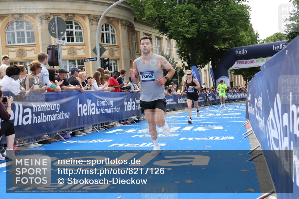 29.06.2025 - hella hamburg halbmarathon Strokosch-Dieckow http://msf.ph/oto/8217126 29.06.2025 10:25:55 Ziel 9767, 10468, 17258, 18692 meine-sportfotos.de
