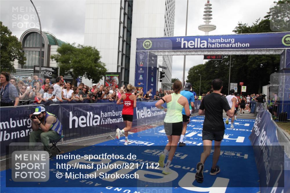 29.06.2025 - hella hamburg halbmarathon Michael Strokosch http://msf.ph/oto/8217142 29.06.2025 10:48:16 Ziel 1914, 4711, 7599, 8916, 9544, 9626, 11211, 12685, 14192, 14797, 14814, 15590, 15629, 15973, 15981, 16094, 16269, 19127 meine-sportfotos.de