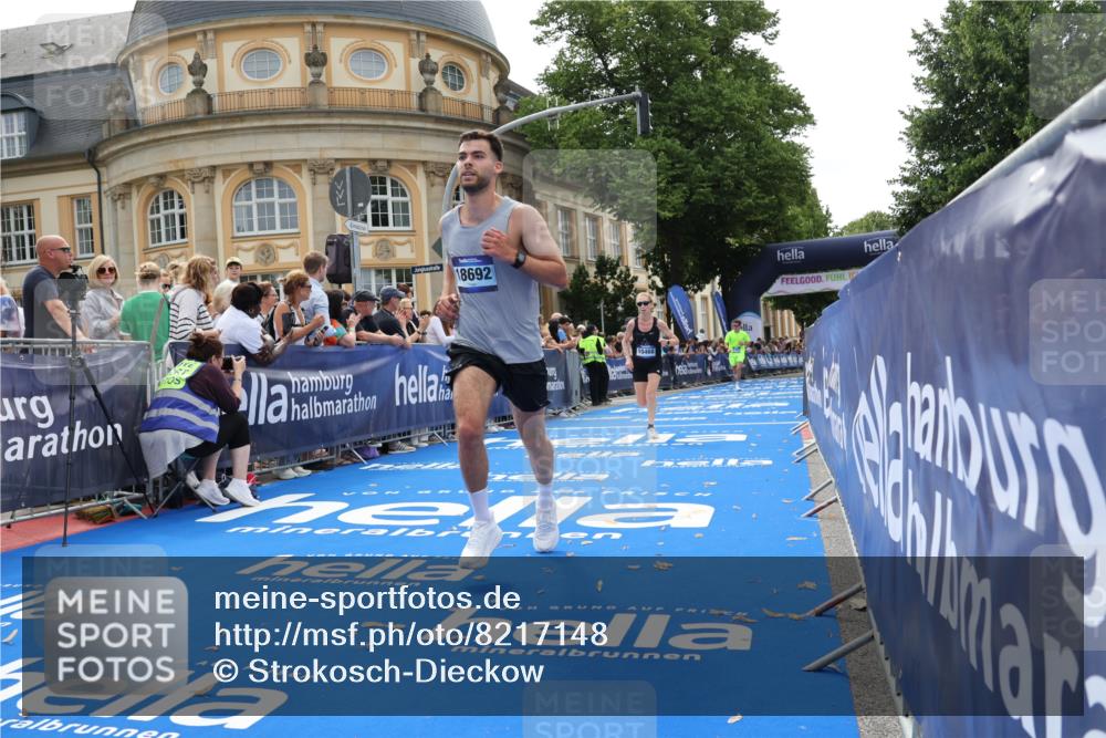 29.06.2025 - hella hamburg halbmarathon Strokosch-Dieckow http://msf.ph/oto/8217148 29.06.2025 10:25:56 Ziel 9767, 10468, 13779, 17003, 17258, 18692 meine-sportfotos.de