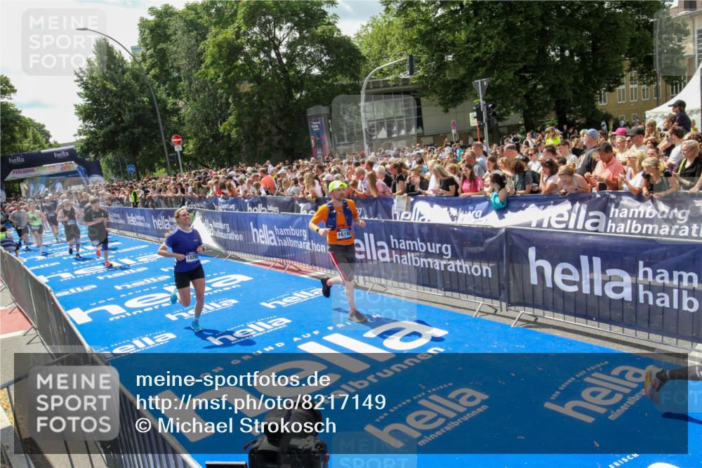 29.06.2025 - hella hamburg halbmarathon Michael Strokosch http://msf.ph/oto/8217149 29.06.2025 11:40:49 Ziel 1076, 3829, 5877, 6846, 9774, 10532, 10806, 11152, 13574, 15143, 16192, 16461, 17582, 18292 meine-sportfotos.de