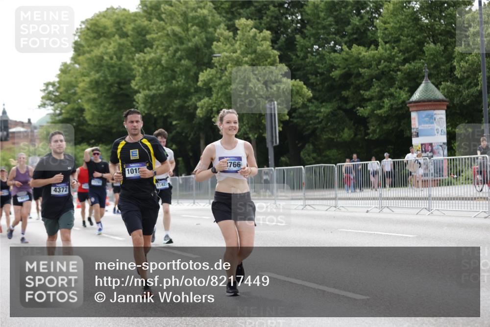 29.06.2025 - hella hamburg halbmarathon Jannik Wohlers http://msf.ph/oto/8217449 29.06.2025 10:27:07 Lombardsbrücke 4372, 5285, 5825, 6214, 7764, 8085, 10158, 10412, 10413, 11256, 12500, 14206, 17427, 17791, 18012, 18097, 18766 meine-sportfotos.de