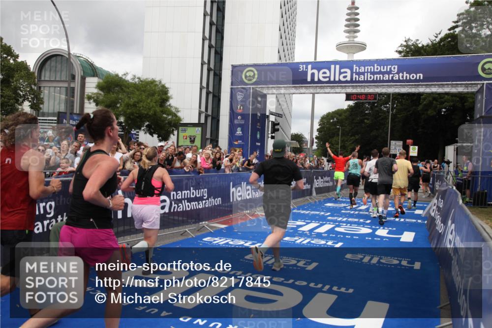 29.06.2025 - hella hamburg halbmarathon Michael Strokosch http://msf.ph/oto/8217845 29.06.2025 10:48:29 Ziel 1537, 3747, 5129, 5362, 5528, 6081, 6923, 7367, 8216, 9262, 11451, 12549, 12840, 13962, 14990, 17745, 17855, 17982, 18790, 18923 meine-sportfotos.de