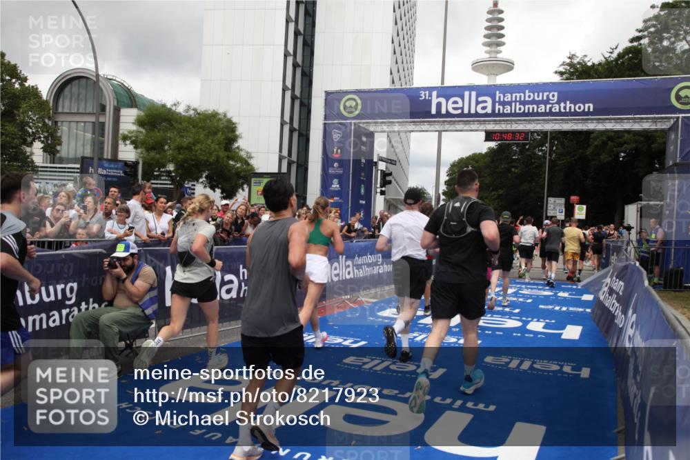29.06.2025 - hella hamburg halbmarathon Michael Strokosch http://msf.ph/oto/8217923 29.06.2025 10:48:30 Ziel 1537, 3747, 5129, 5362, 5528, 6081, 6923, 7367, 8216, 9262, 11451, 12149, 12549, 12690, 12840, 13962, 14033, 14990, 17395, 17745, 17855, 17982, 18790, 18923 meine-sportfotos.de
