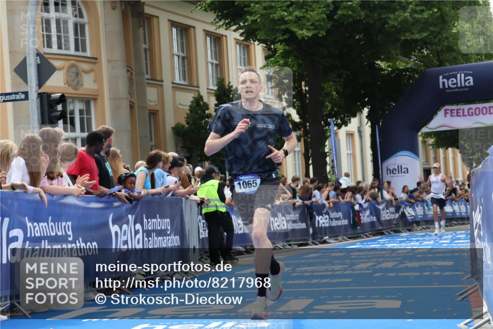 29.06.2025 - hella hamburg halbmarathon Strokosch-Dieckow http://msf.ph/oto/8217968 29.06.2025 10:26:47 Ziel 1065, 5344, 10848, 15023, 19076 meine-sportfotos.de