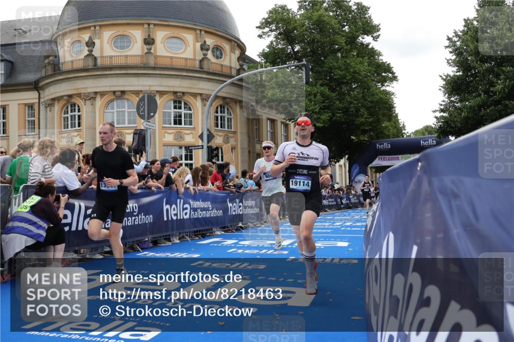 29.06.2025 - hella hamburg halbmarathon Strokosch-Dieckow http://msf.ph/oto/8218463 29.06.2025 10:27:32 Ziel 2203, 4678, 7651, 8731, 9804, 10655, 12341, 13941, 17354, 18567, 18832, 19114 meine-sportfotos.de