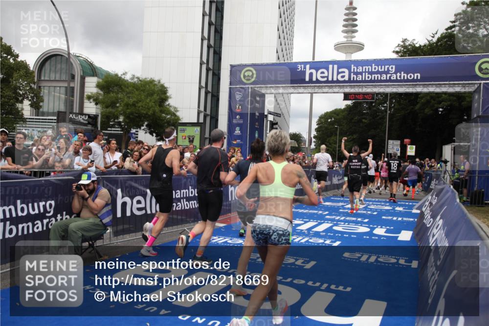 29.06.2025 - hella hamburg halbmarathon Michael Strokosch http://msf.ph/oto/8218669 29.06.2025 10:48:39 Ziel 1163, 1176, 2213, 4553, 5421, 9538, 10000, 10859, 10860, 11579, 12149, 12690, 14033, 15573, 15808, 15917, 17395, 18251, 18815 meine-sportfotos.de