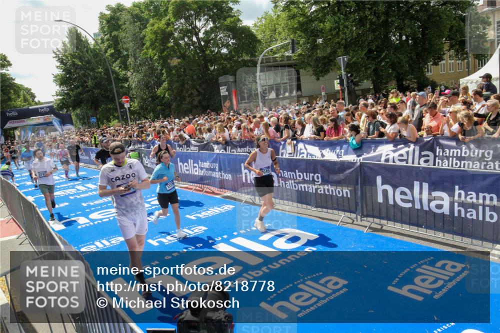 29.06.2025 - hella hamburg halbmarathon Michael Strokosch http://msf.ph/oto/8218778 29.06.2025 11:41:08 Ziel 2776, 6955, 7045, 7544, 8369, 10727, 12532, 13377, 13471, 13776, 14018, 15494, 15792, 17370, 18896, 19245 meine-sportfotos.de