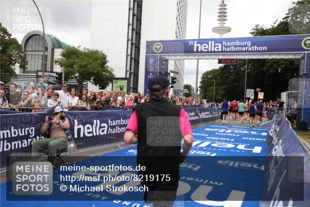 29.06.2025 - hella hamburg halbmarathon Michael Strokosch http://msf.ph/oto/8219175 29.06.2025 10:48:47 Ziel 1094, 1884, 2442, 4553, 9482, 9538, 10859, 11519, 12533, 14511, 15384, 17127 meine-sportfotos.de