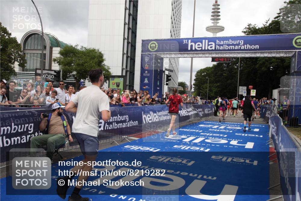 29.06.2025 - hella hamburg halbmarathon Michael Strokosch http://msf.ph/oto/8219282 29.06.2025 10:48:50 Ziel 1094, 1884, 1892, 2442, 9482, 11519, 12533, 15309, 15384, 16653, 17007, 17127 meine-sportfotos.de